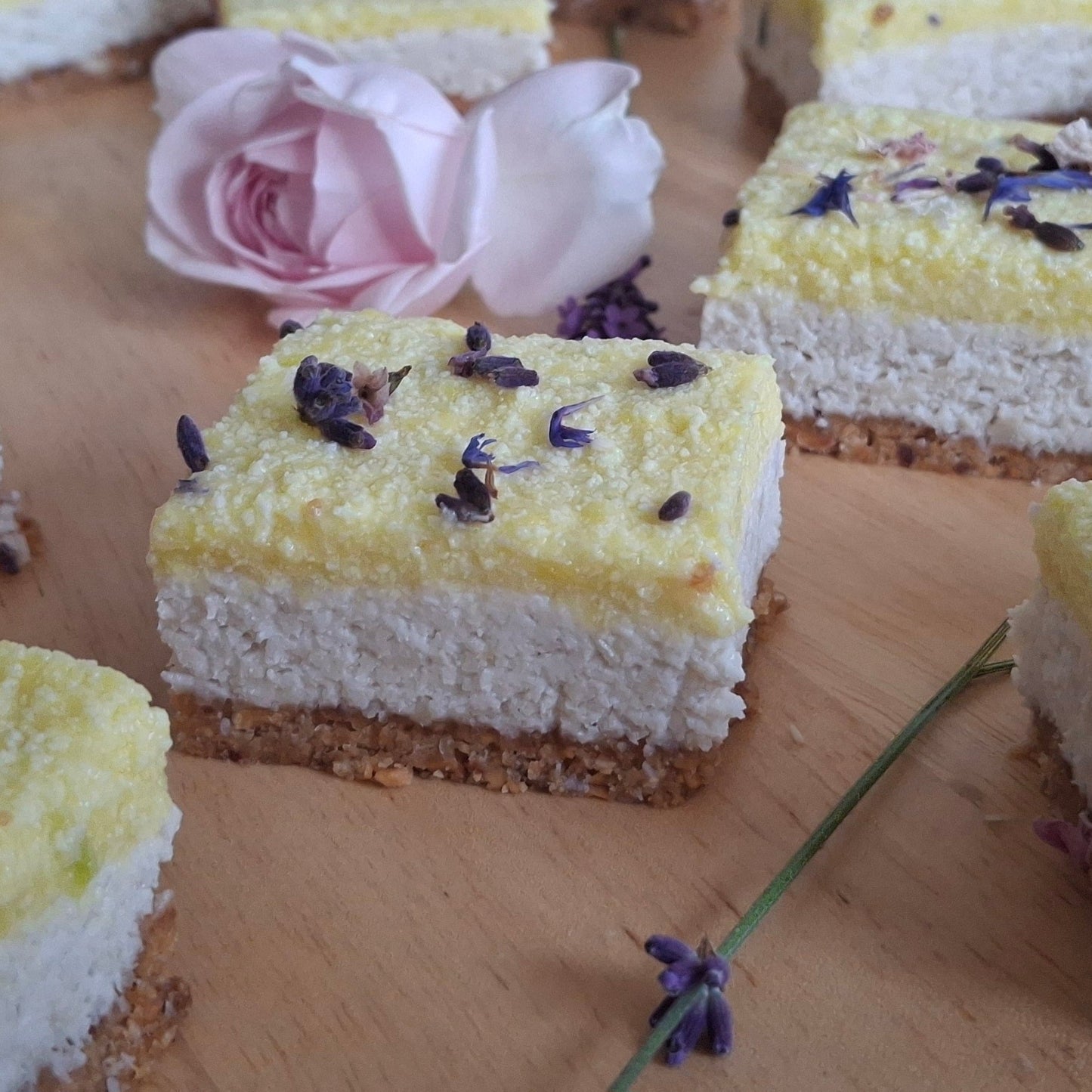 Mango-Kokos-Lavendel raw cake