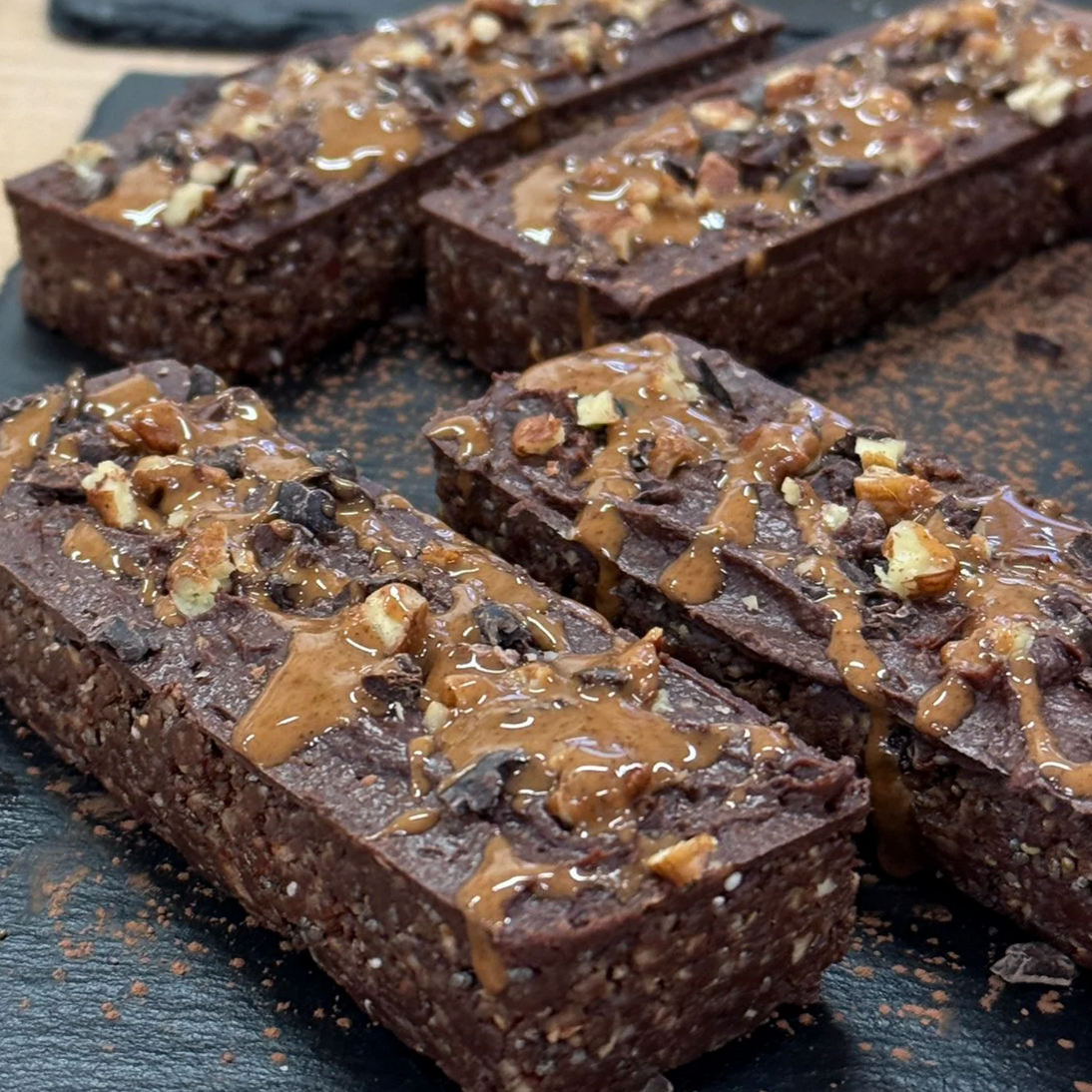 Kakaoriegel mit Superfoods wie Chiasamen und Nüssen, natürlicher Energielieferant