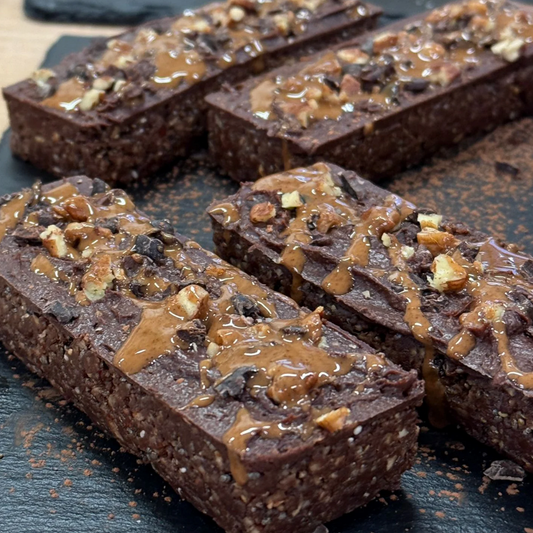 Kakaoriegel mit Superfoods wie Chiasamen und Nüssen, natürlicher Energielieferant