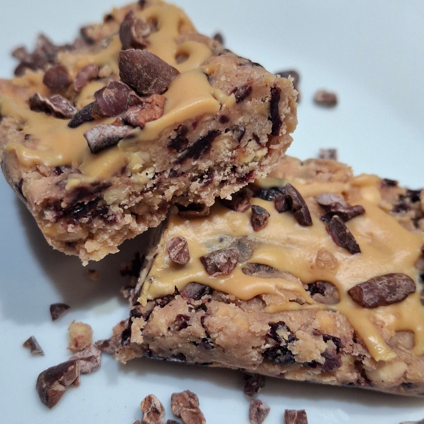 proteinreicher glutenfreier Riegel mit fruchtiger Säure der Sauerkirschen - mit Nüssen garniert